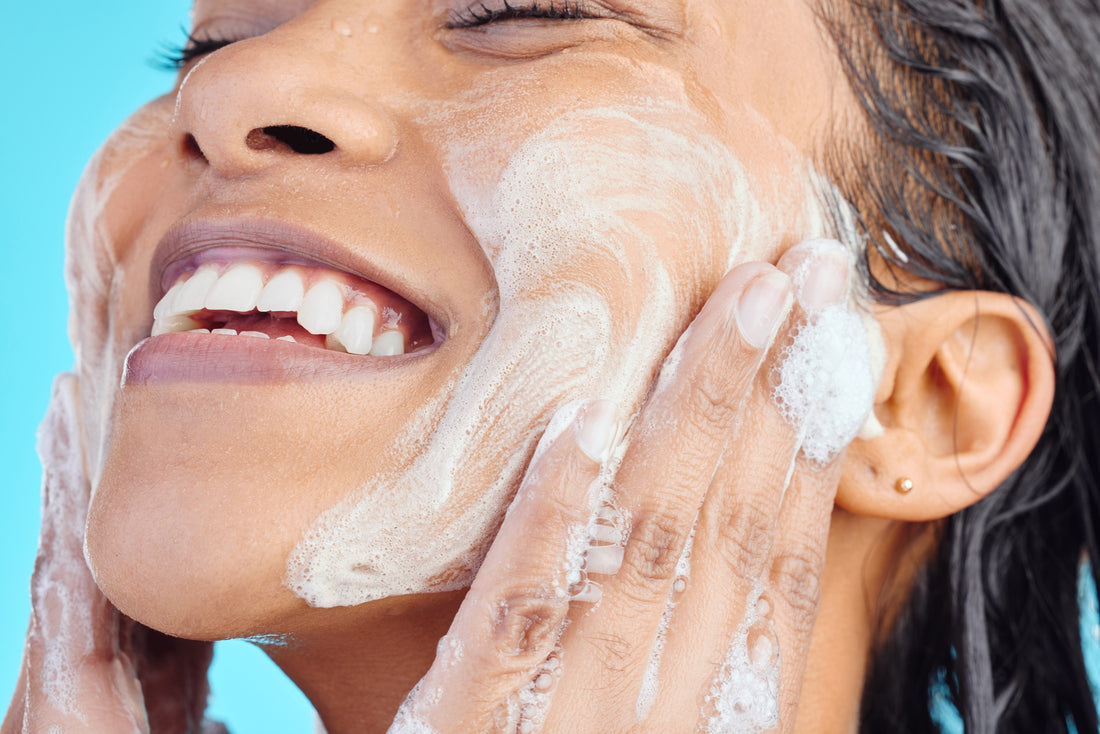 Best Face Cleansers For Oily Skin (Ingredients To Look For & Avoid)