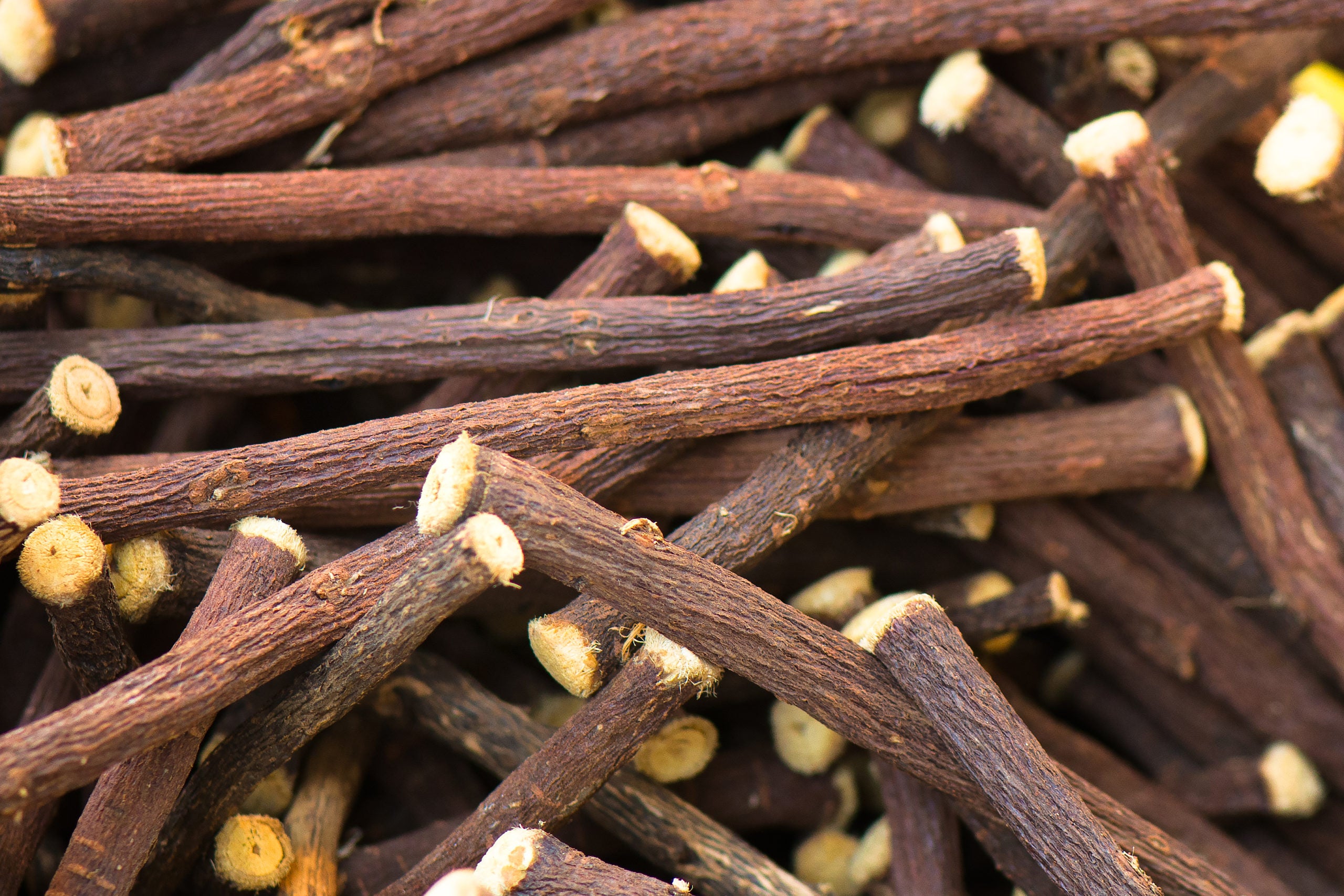 8 Ways Licorice Extract Can Benefit Your Skin - How To Use Licorice ...